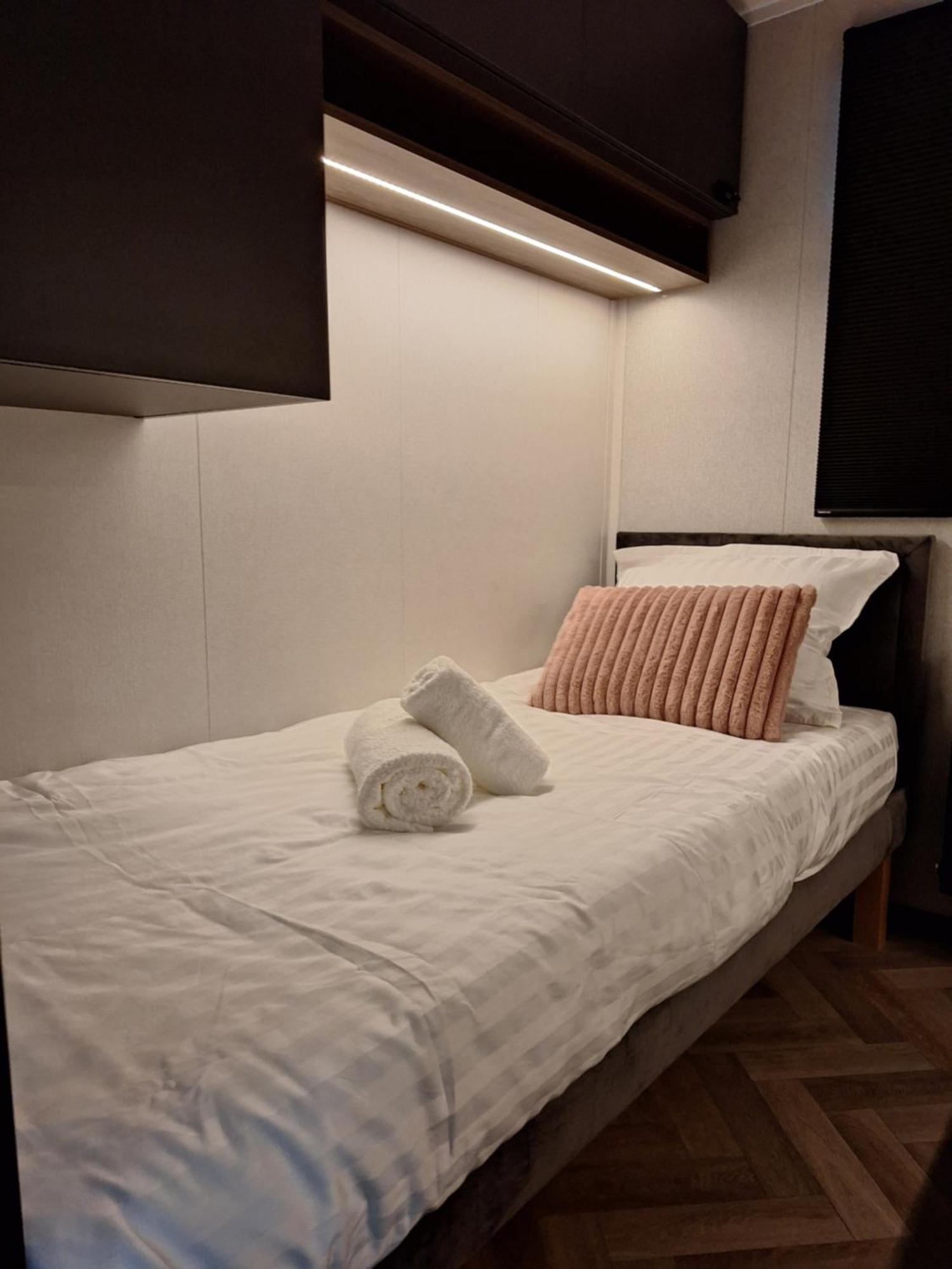 'Relax Lodge Sea' - Wellness Lodge In Zeeland - Private Sauna - Airco - Garden - Outdoor Swimming Pool - Free Wifi, Towels & Bed Linen Heinkenszand Esterno foto
